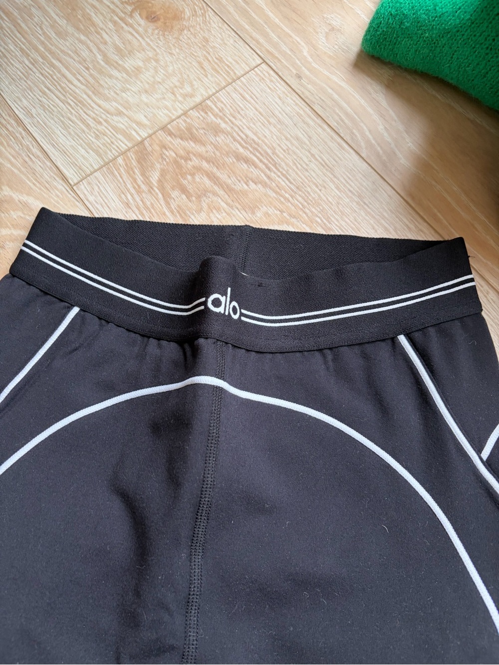 Alo Leggings - Picture 2 of 4